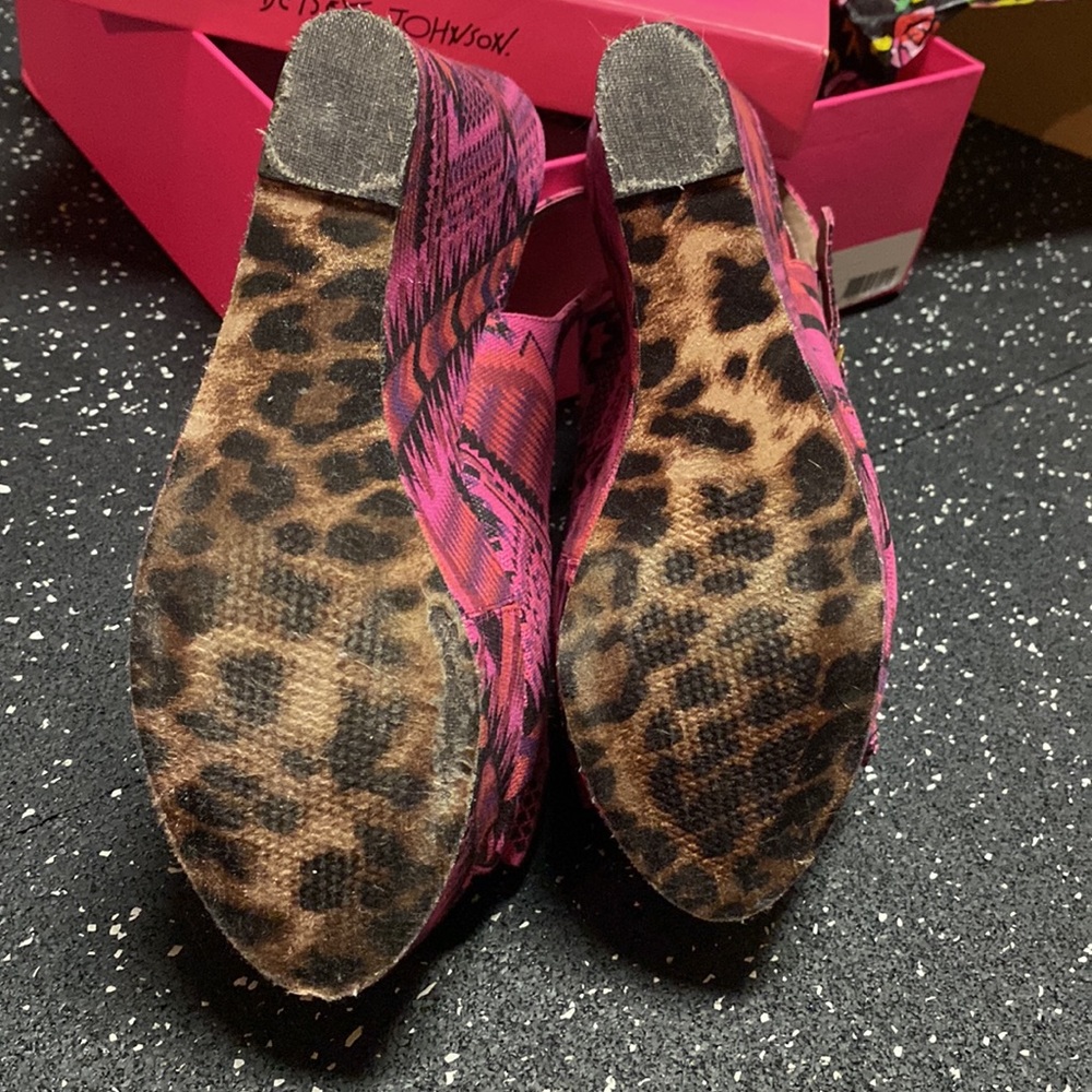 NIB Betsy Johnson Wenndy Fuchsia Multi Strappy Wedges - Picture 5 of 11